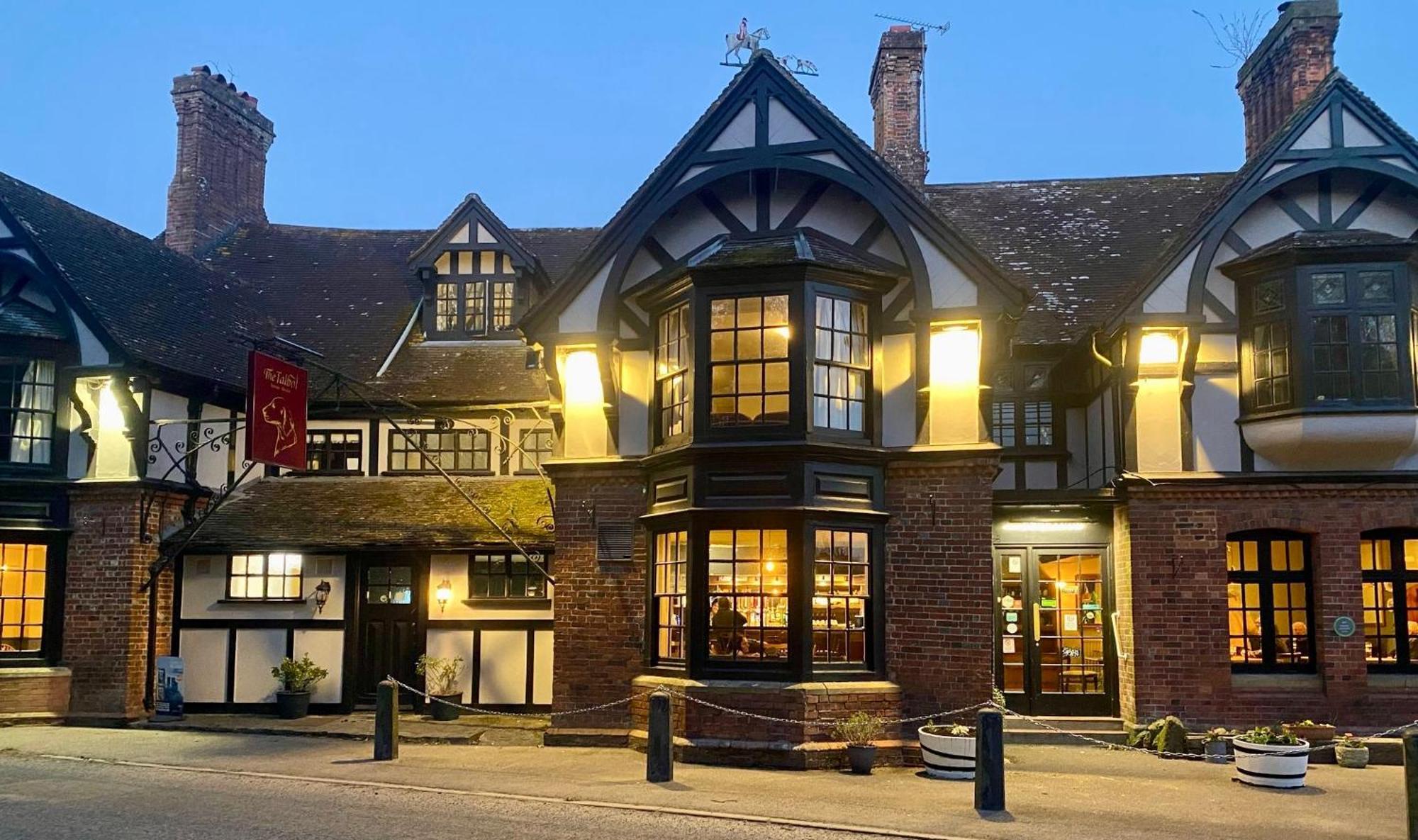 The Talbot And Apartment Iwerne Minster Exteriör bild